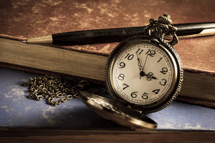 Vreckové hodinky, kniha a pero