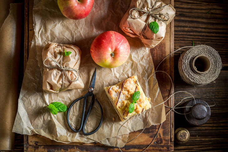 Kuchen und Äpfel auf dem Tisch