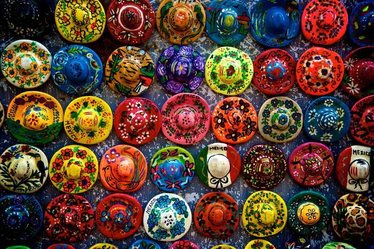 Mexikanische Souvenirs an der Wand
