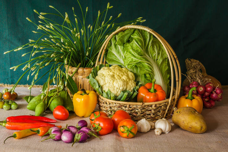 Grönsaker och örter på bordet