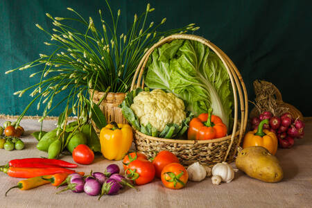 Verduras y hierbas en la mesa