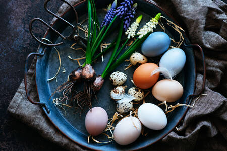 Vajilla vintage con huevos de Pascua