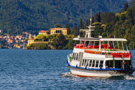 Barco a motor en el lago de Como
