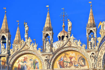 Fasad av Markuskyrkan i Venedig