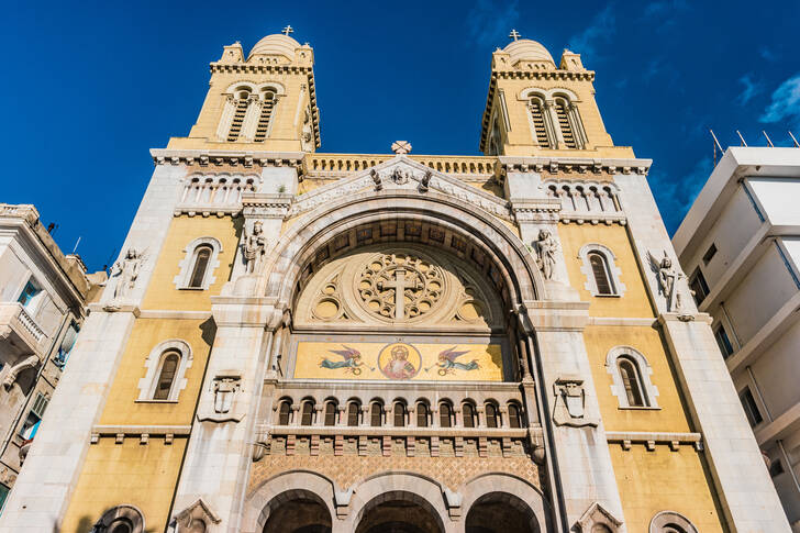 Façade de la cathédrale Saint-Vincent-de-Paul