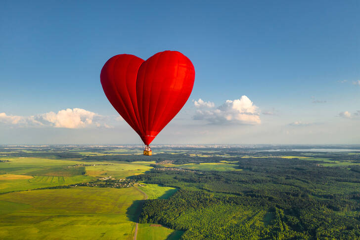 Balon na gorące powietrze na niebie