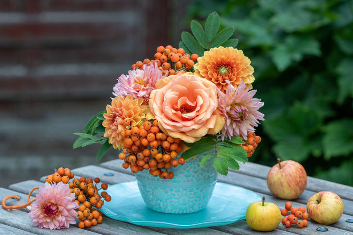 Ein Blumenstrauß aus Rosen und Dahlien