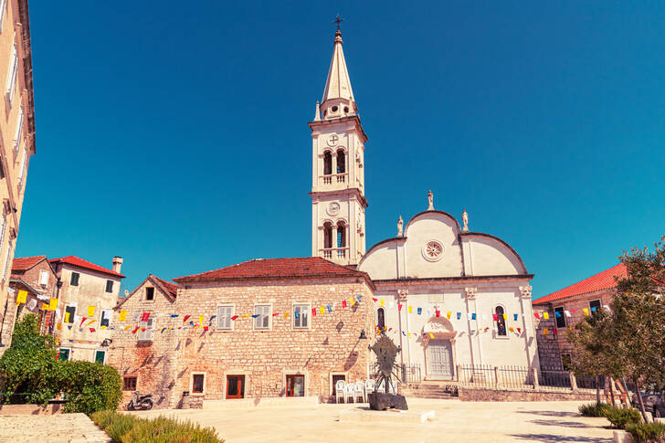 Gereja di kota Jelsa, Kroasia