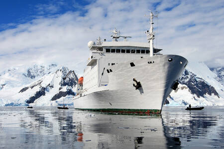 Kreuzfahrtschiff in der Antarktis