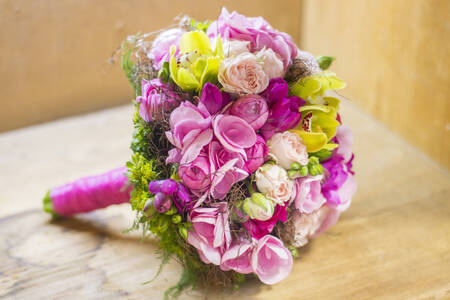 Bouquet de mariage composé d'orchidées et de roses