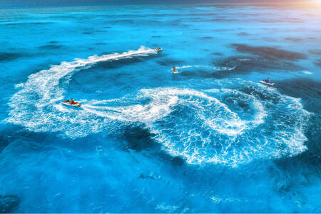 Jet skiji u okeanu