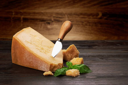 Parmezán na dřevěném prkénku