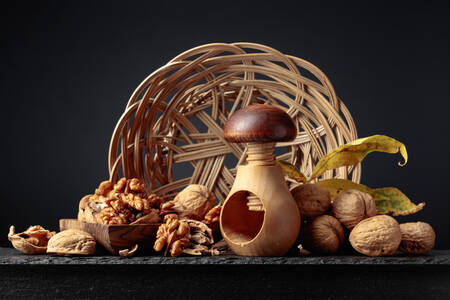 Vlašské ořechy a dřevěný louskáček