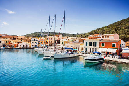 Plachetnice v zátoce Gaios