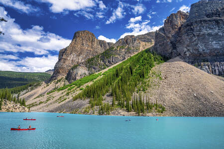 بحيرة فيروزية في جبال الألب