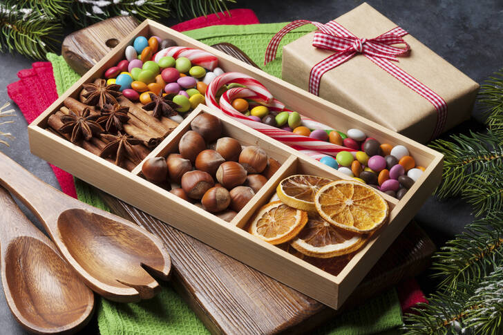 Una caja de frutas secas, nueces y dulces