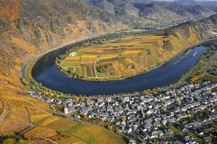 A bend in the Moselle River near Bremma, Germany