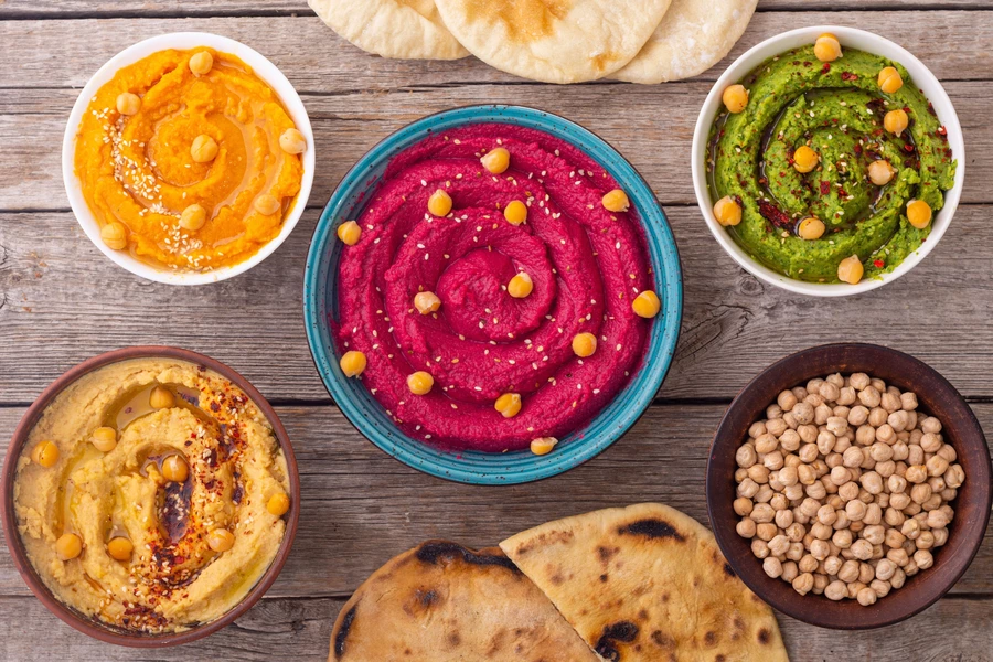 Assortiment van verschillende soorten hummus