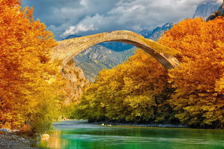 Vieux pont de Konitsa sur la rivière Aoos