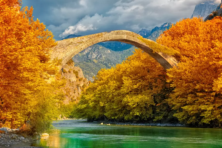 Παλιά γέφυρα στην Κόνιτσα πάνω από τον ποταμό Αώο