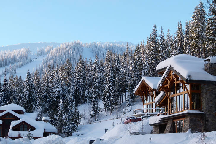 Сільські будинки в снігових горах