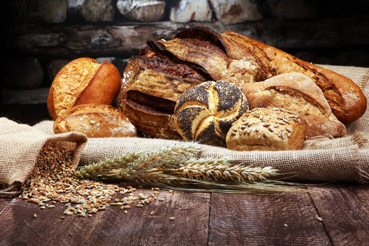 Хлеб и булочки на деревянном столе