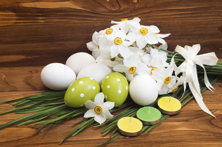 Easter eggs and a bouquet of daffodils