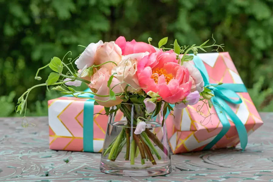 Bouquet de roses et de pivoines et cadeaux