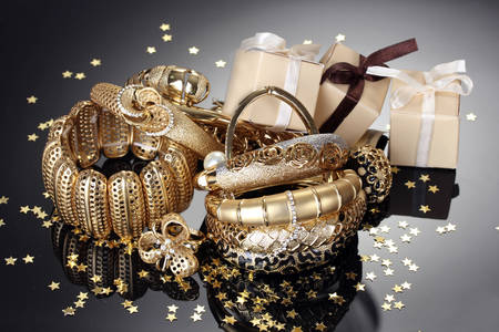 Zlaté náramky a darčeky