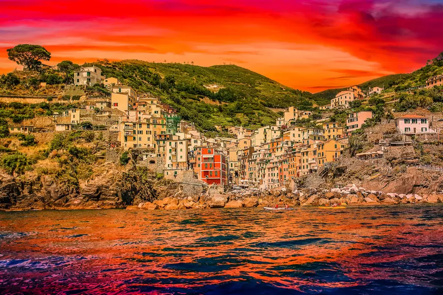 Päikeseloojang Manarola linna kohal