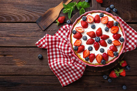 Cheesecake med jordgubbar och blåbär