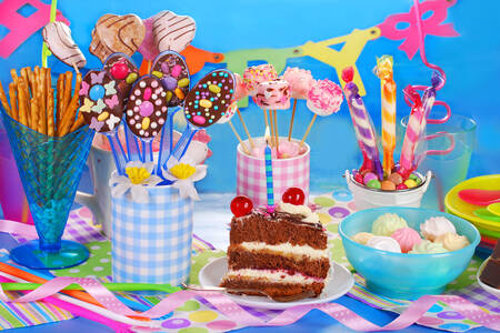 Цветни десерти на масата