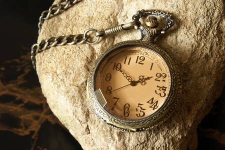 Старинные часы на камне