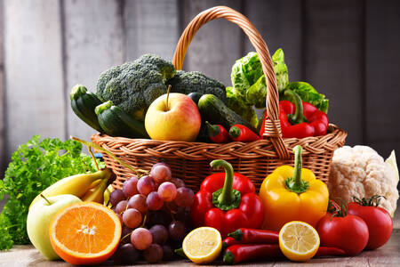 Grönsaker och frukter i en korg