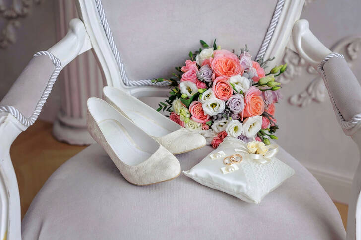 Svatební kytice, prsteny a boty
