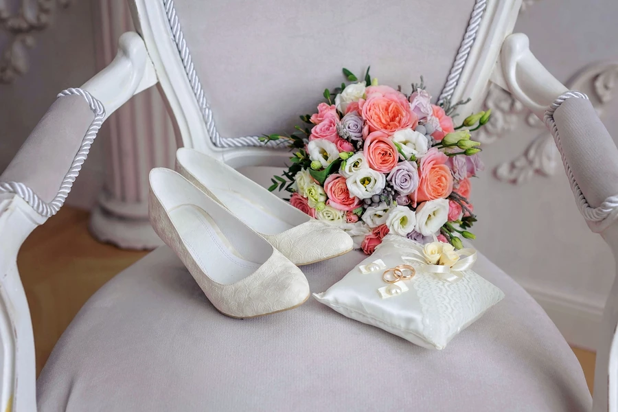 Bukiet ślubny, pierścionki i buty