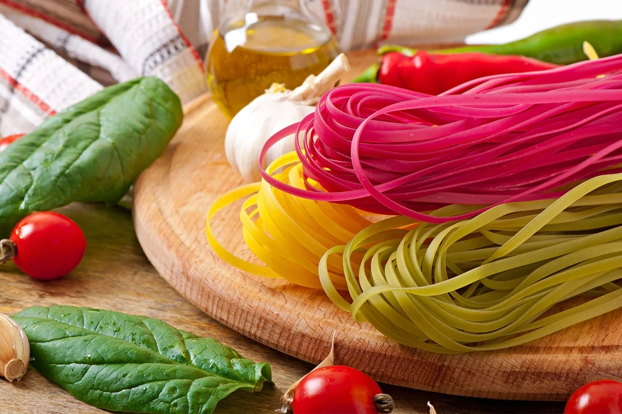Veelkleurige fettuccine pasta