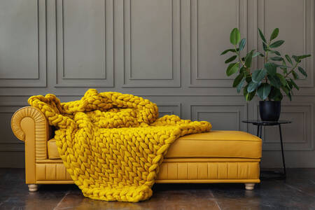 Sarı kanepe ile gri oturma odası