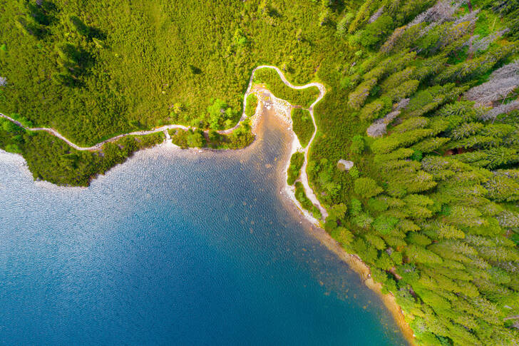 Κάτοψη της λίμνης στα Τάτρα
