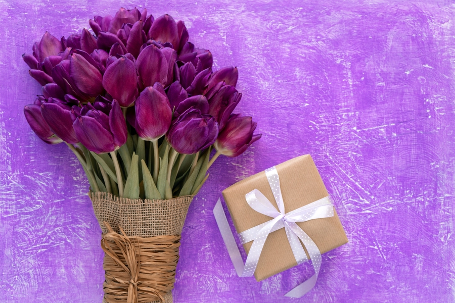 Een boeket tulpen en een cadeautje