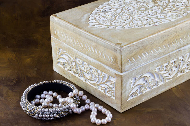 Bracelet, pearls and jewelry box