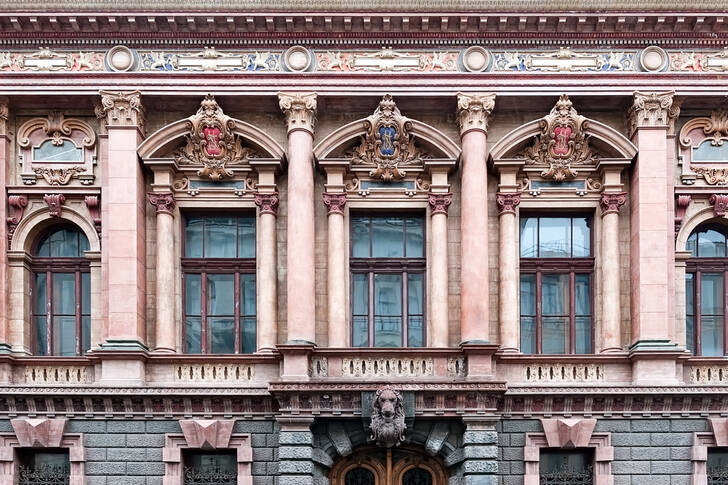 Fassade des Tolstoi-Palastes