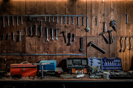 Narzędzia w starym garażu