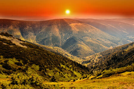 Pôr do sol na montanha Krkonoše