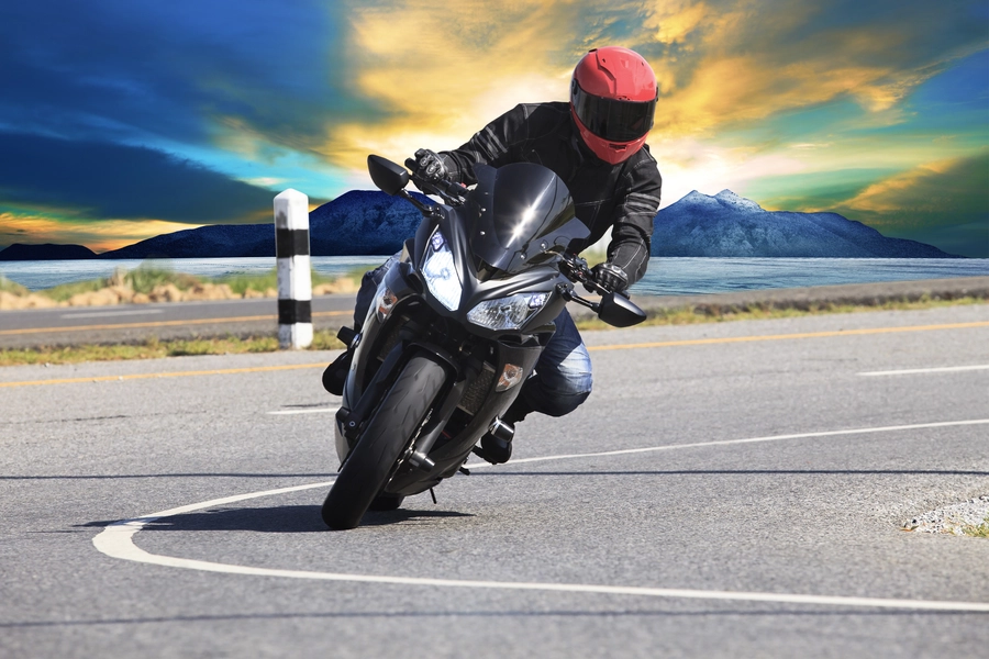 Motociclista en la carretera