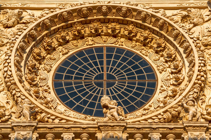 Detalj av fasaden av kyrkan Santa Croce