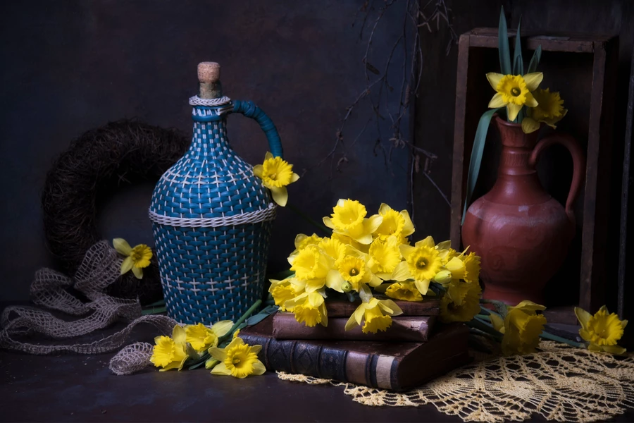 Daffodil di atas buku tua