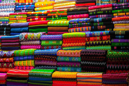 Raznobojne tkanine na tržnici