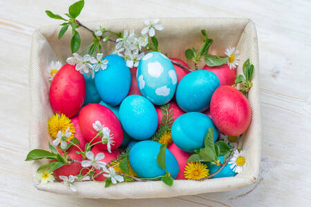 Huevos de Pascua en una caja blanca.