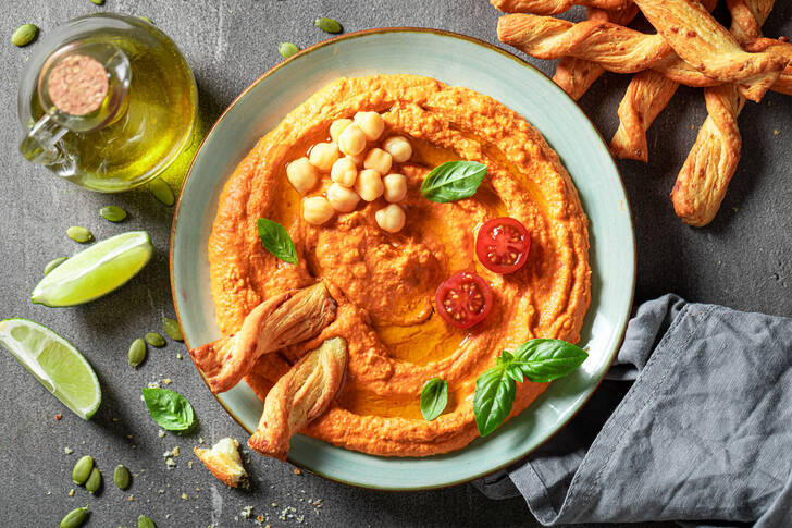 Hummus with tomatoes